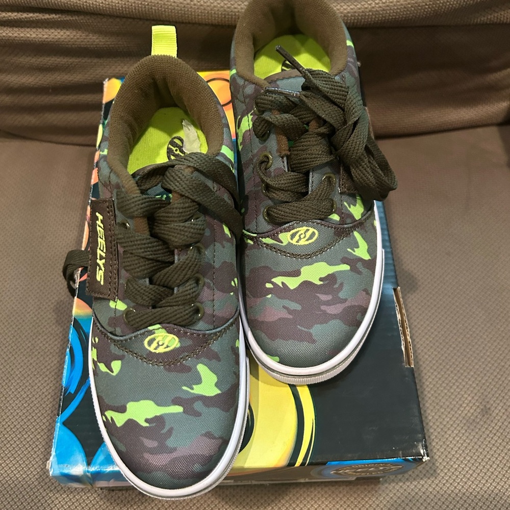 New boys camo Heelys Size youth 3